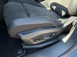 Peugeot 3008 Hybrid 145 e-DCS6 GT!MATRIXLED,PANO,FOCAL,NAVI,VOLL!
